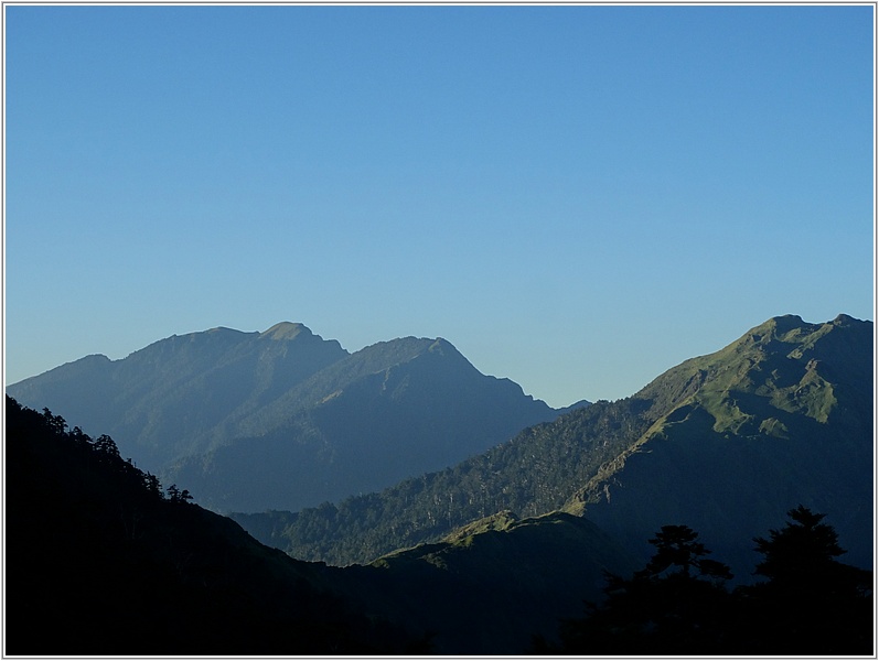 2014-09-30 06-44-43左-能高南峰-右-卡賀爾山.JPG